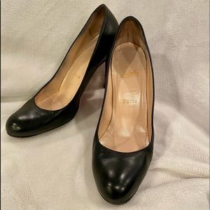 CHRISTIAN LOUBOUTIN Size 7 1/2 (38 Euro) Black Pumps,Classic real red bottoms!
